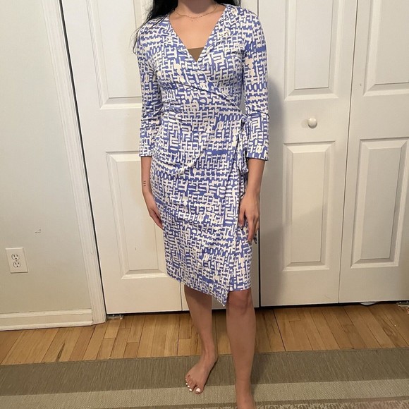 Diane Von Furstenberg "Julian" True Wrap Dress Blue White Print Size 2 - Picture 1 of 5